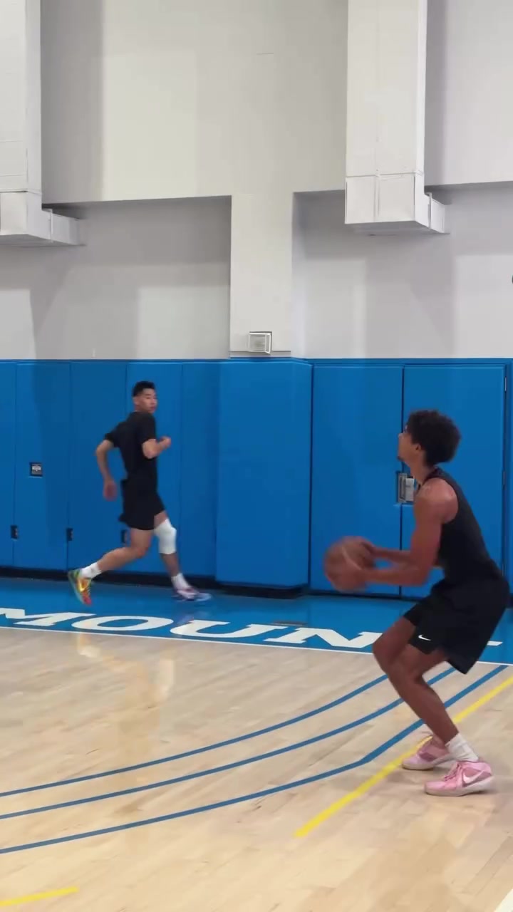 kaiyun-崔永熙对抗训练展现柔和三分 左膝护具未影响状态