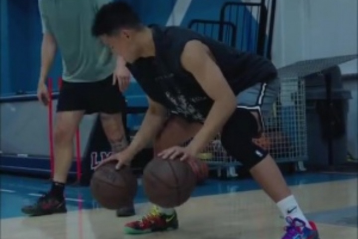 大量有球训练！经纪公司发布崔永熙最新球场视频