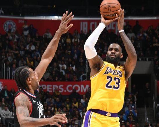 詹姆斯末节5三分演21分逆转 关键球数据历史封王！