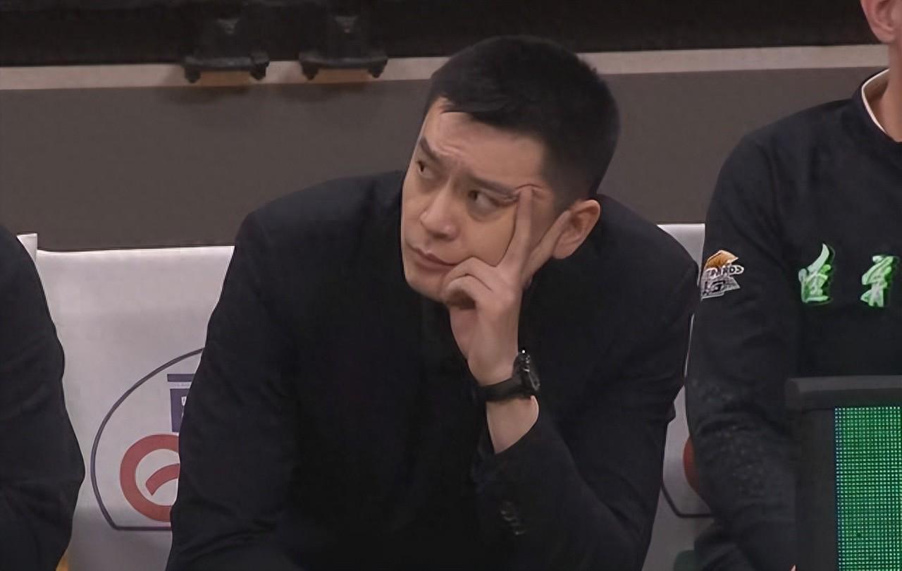 唉!裁掉10分外援,签7分水货,净做傻事,41岁少帅连败欲哭无泪